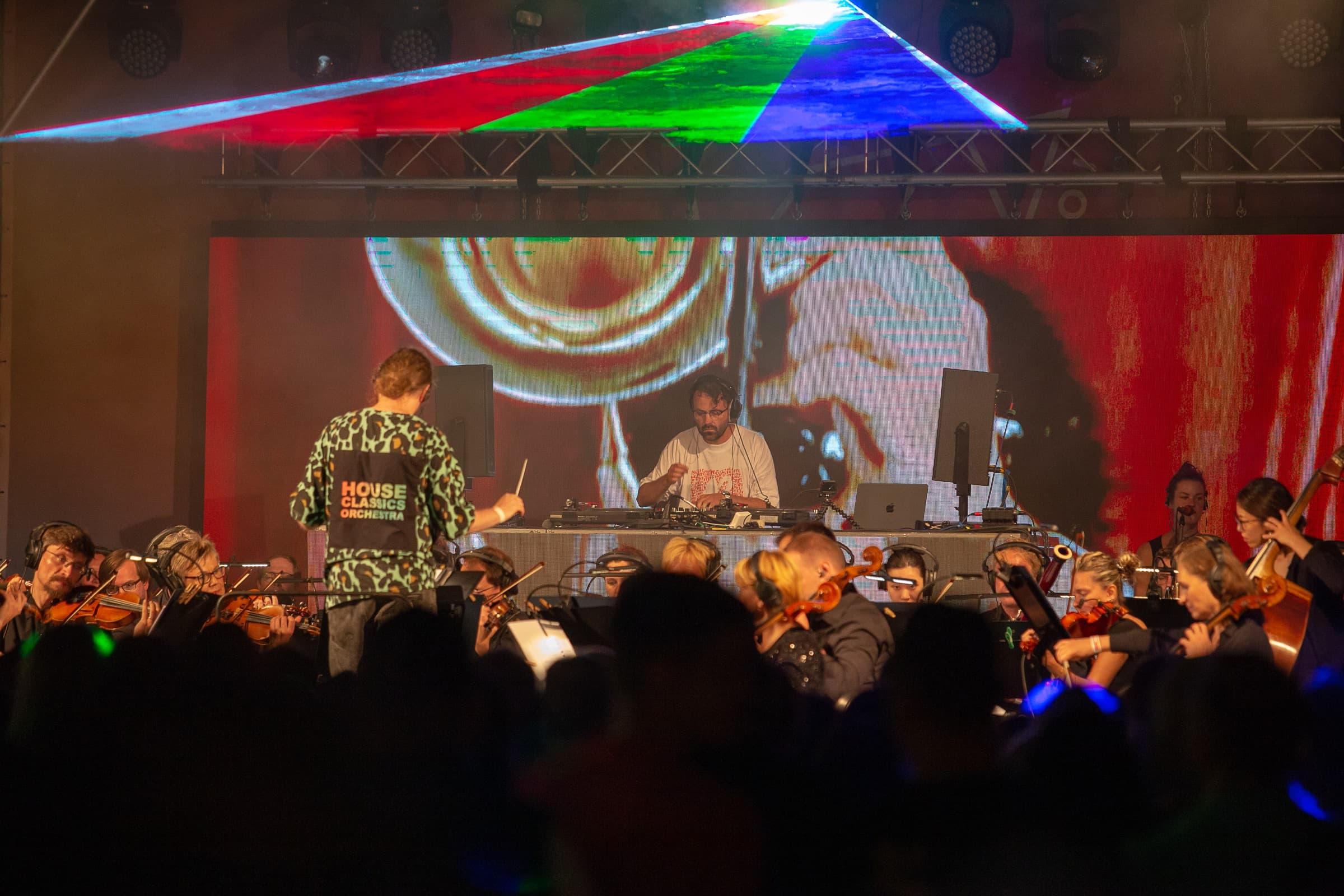 House Classics Orchestra na pódiu