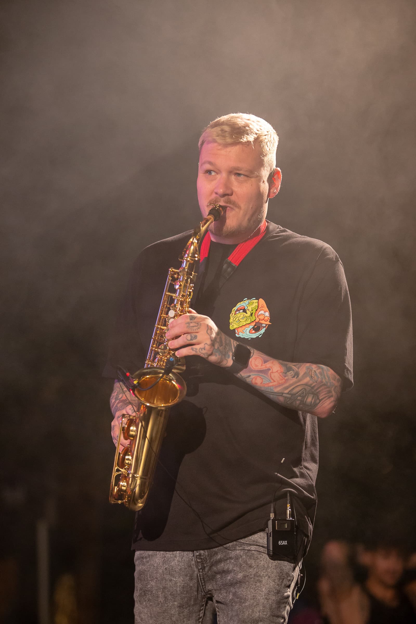 Saxofonista na pódiu